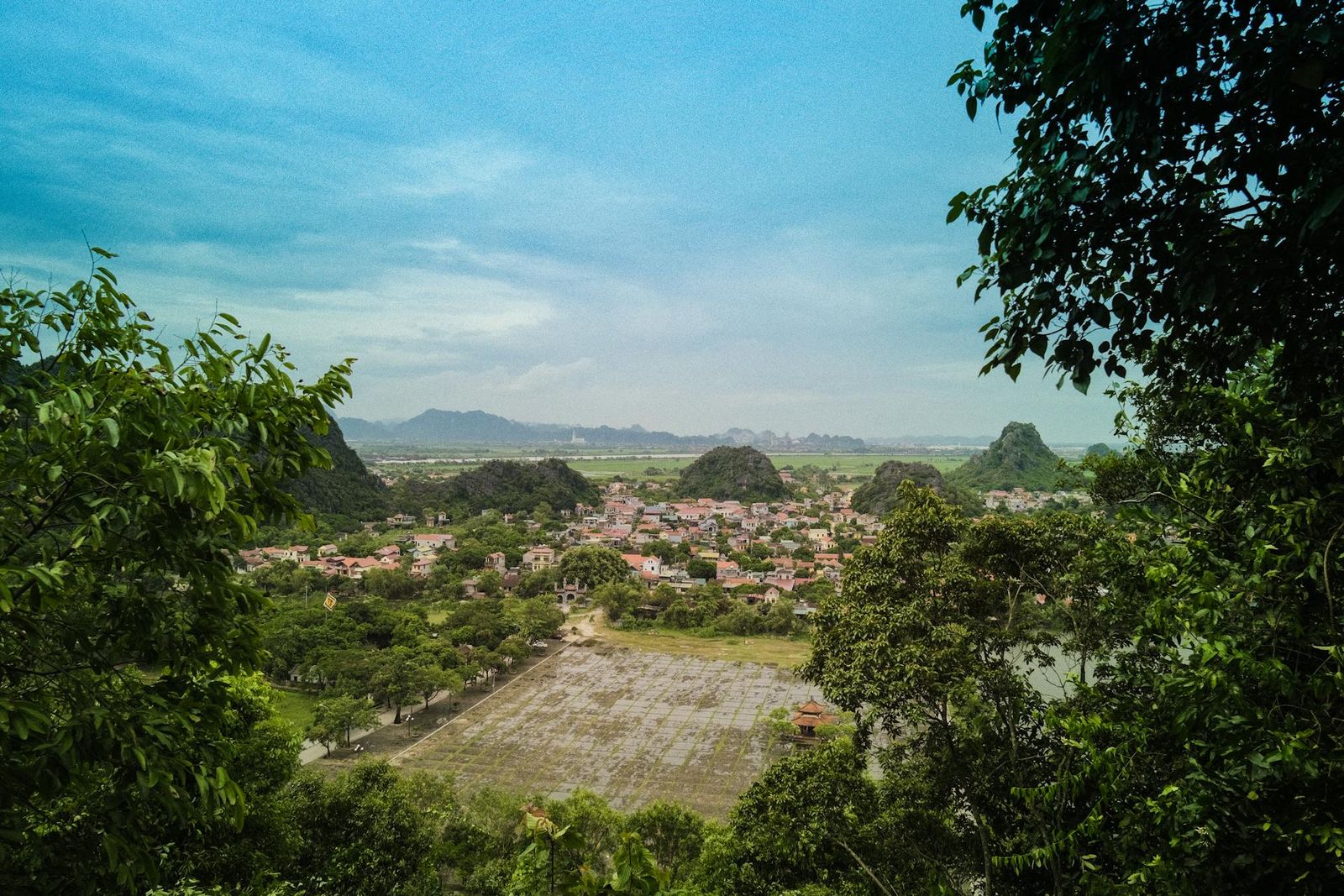 Nhìn từ trên cao xuống làng và núi đá vôi ở Hoa Lư, Ninh Bình